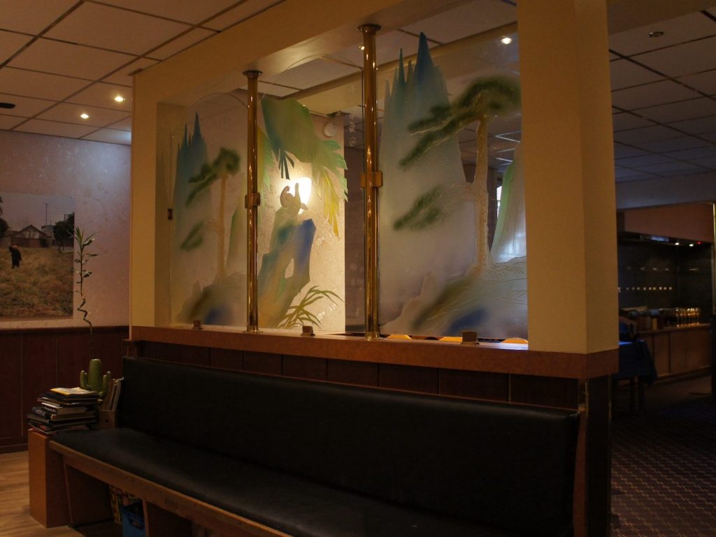 Afhaal ruimte van Lin Fa De Bilt met een bar en leeshoekje