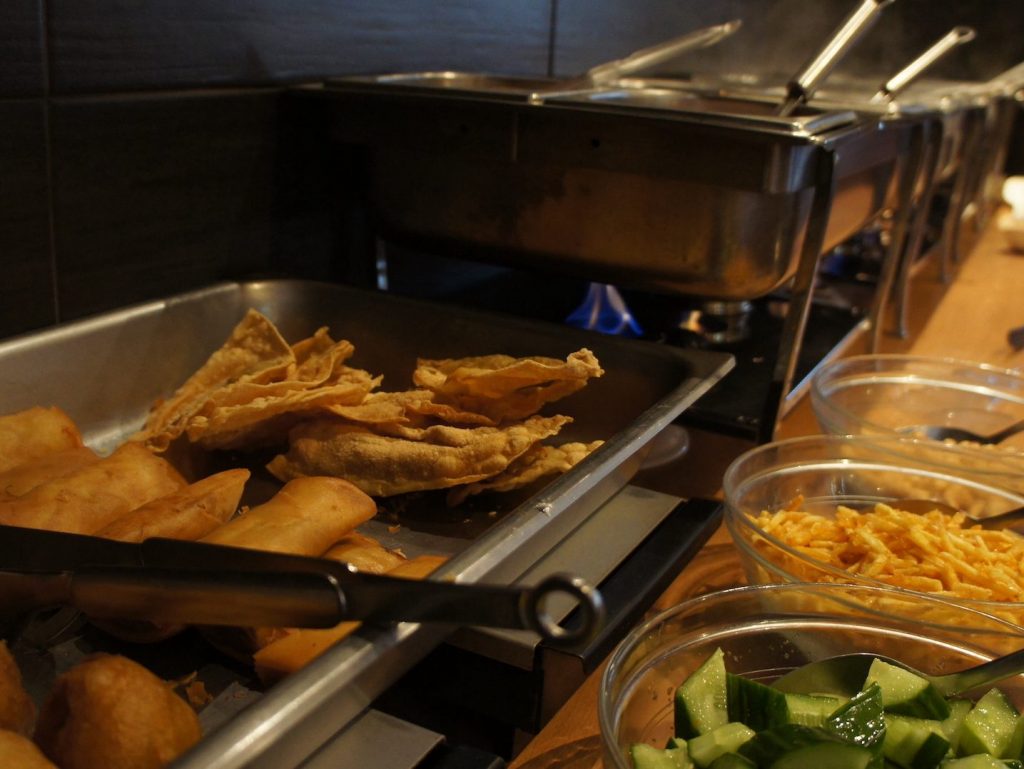 Lin Fa warm lopend buffet met gebakken banaan, chinese loempia, pangsit, atjar, komkommer, aardappelfrietjes, pinda's pindasaus, koloyuk, krokante visfilet, babi ketjap, witte rijst, zoetzuur saus, chinese kippootjes, krokante kip, nasi goreng, bami goreng, mihoen, foeyonghai, babipangang, chasiu, tjaptjoy, tausikai